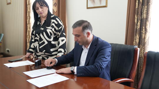 Armen Hakobjanyan, the mayor of Sisian, signs the handover acceptance for the generator