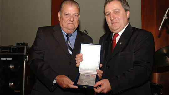 AGBU Sao Paolo Chairman Krikor Manukian (right) presents the
