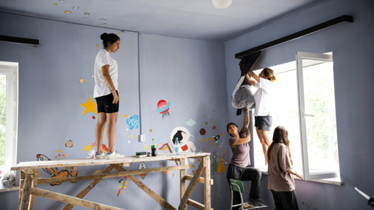 Arménie, Terre de Vie volunteers painting and furnishing the Sarigyugh kindergarten.